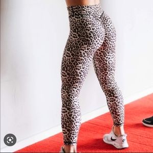 Zyia Active | Leopard Crop Scrunch Leggings